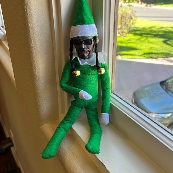 Snoop Dogg Elf on the shelf - Snoop on the Stoop - Picture 1 of 3